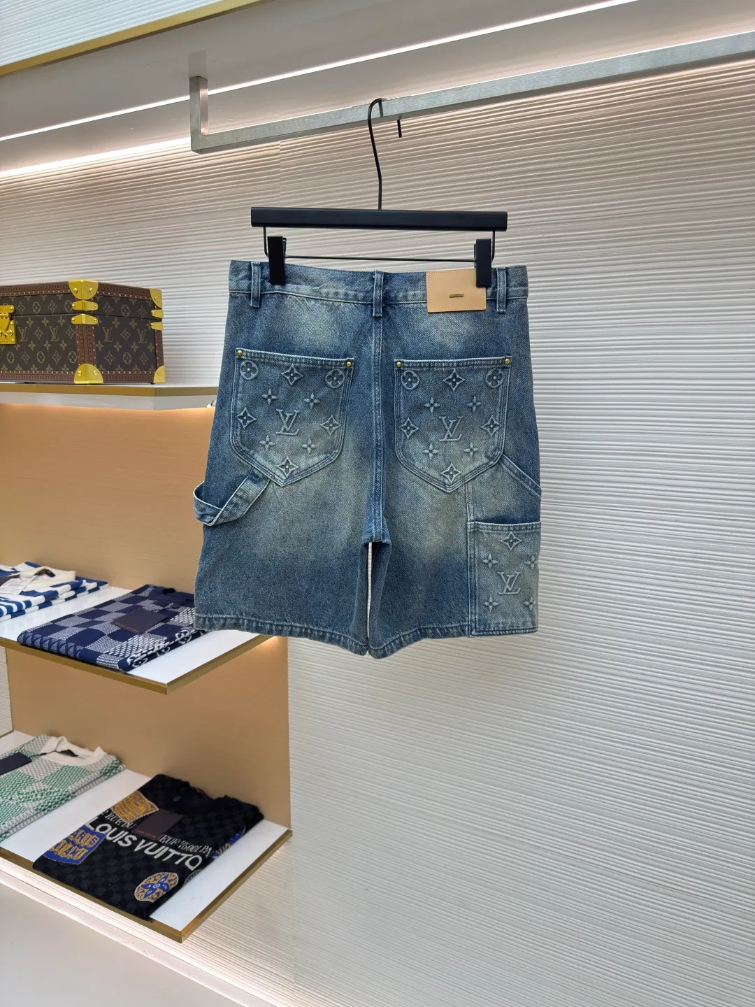LOUIS VUITTON embossed denim shorts ●Authentic product: purchased and developed for 15999 ●Item number: 1680247-B00 ●Fabric: washed denim ●Technology: distressed washed ●Version: fitted version ●Weight: about 675g ●Size: 30-32-34-36 ●Description: Made of custom-made denim fabric, the fabric is comfortable and soft, skin-friendly and breathable. It adopts Monogram logo embossed elements, slightly distressed light blue wash treatment, original customized hardware, with vv leather label, multiple wash adjustments, and can be matched with many types of clothing to create a fashionable look. The overall wiring is straight and delicate, the fabric is comfortable and soft, and the color is consistent without color difference. It can be matched with the same style to create a fashionable look and control various occasions. Customized accessories, complete with three standards, same style for men and women!